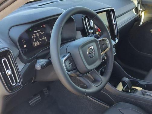 2025 Volvo XC40 B5 Core Bright Theme