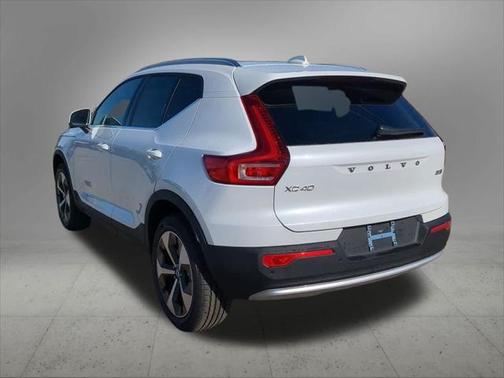 2025 Volvo XC40 B5 Core Bright Theme