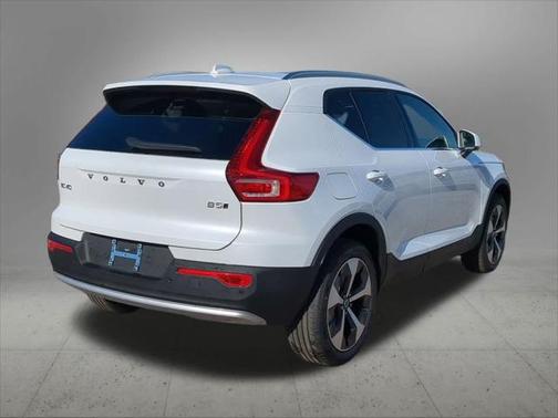 2025 Volvo XC40 B5 Core Bright Theme