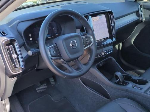 2025 Volvo XC40 B5 Core Bright Theme