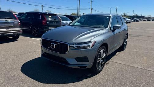 Gray 2019 Volvo XC60 T6 Momentum