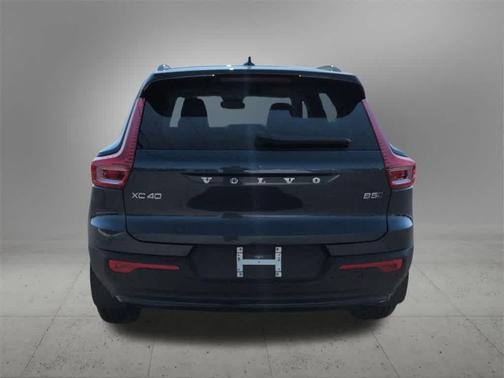 2026 Volvo XC40 Ultra, B5 AWD Gas (mild hybrid), Dark