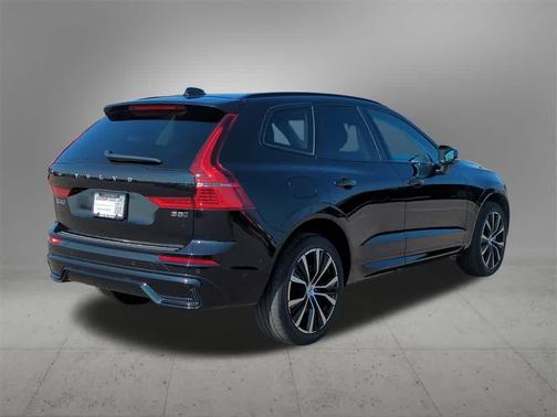 2023 Volvo XC60 B5 Plus Dark Theme