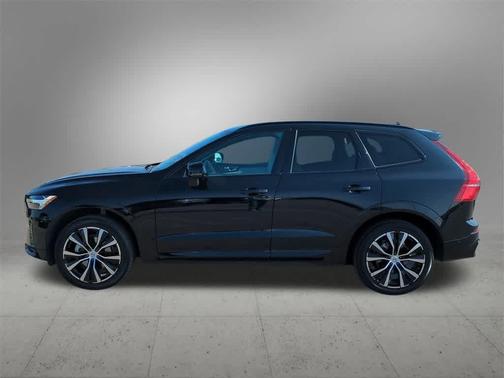 2023 Volvo XC60 B5 Plus Dark Theme