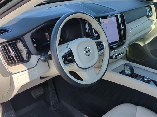 2023 Volvo XC60 B5 Plus Dark Theme
