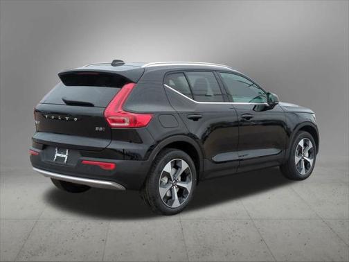 2025 Volvo XC40 B5 Plus Bright Theme