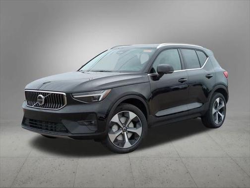 2025 Volvo XC40 B5 Plus Bright Theme