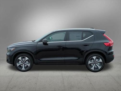 2025 Volvo XC40 B5 Plus Bright Theme