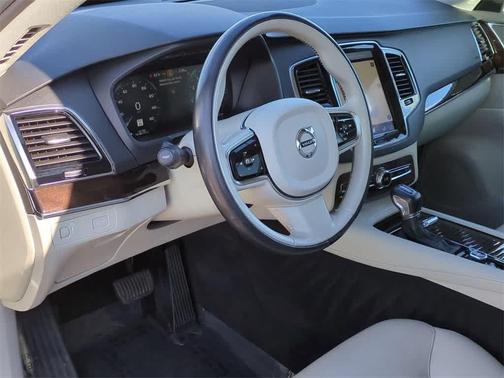 2016 Volvo XC90 T6 Momentum