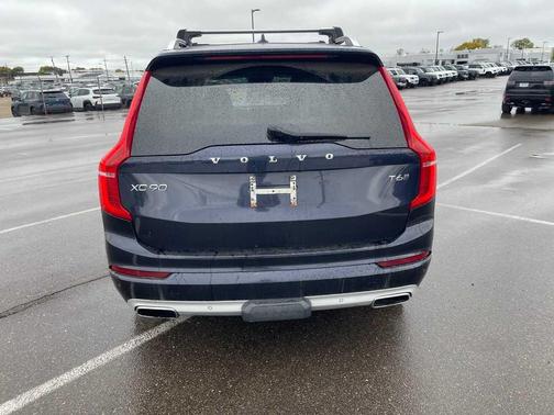 2016 Volvo XC90 T6 Momentum