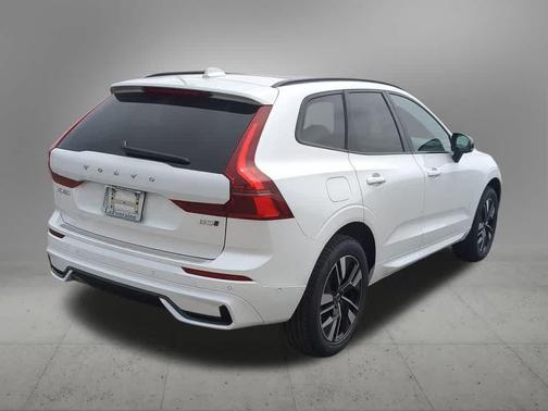 Crystal White Metallic 2026 Volvo XC60 B5 Plus