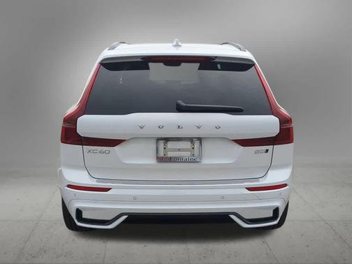 Crystal White Metallic 2026 Volvo XC60 B5 Plus