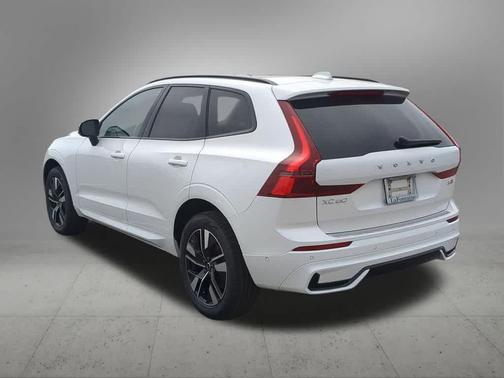 Crystal White Metallic 2026 Volvo XC60 B5 Plus