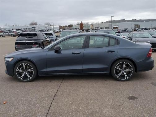 2024 Volvo S60 B5 Core Dark Theme