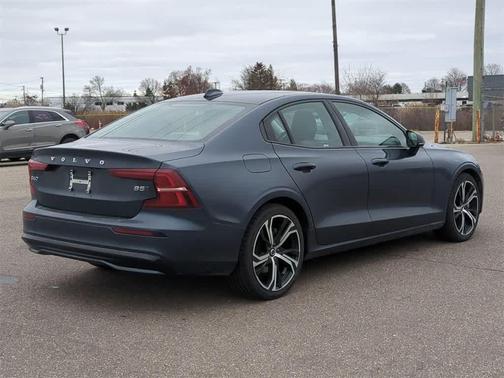 2024 Volvo S60 B5 Core Dark Theme