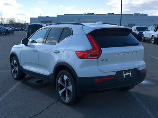 2026 Volvo XC40 Plus, B5 AWD Gas (mild hybrid), Dark