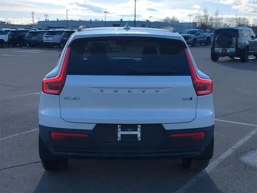 2026 Volvo XC40 Plus, B5 AWD Gas (mild hybrid), Dark