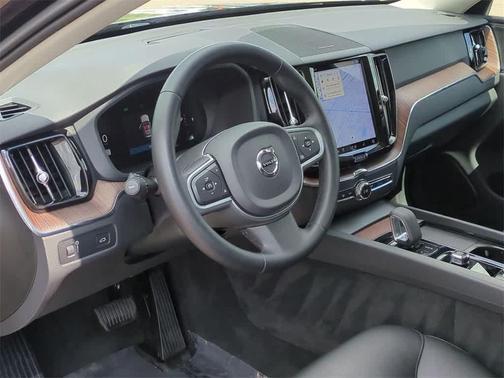 2022 Volvo XC60 B5 Momentum