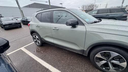 2023 Volvo XC40 B5 Plus Dark Theme