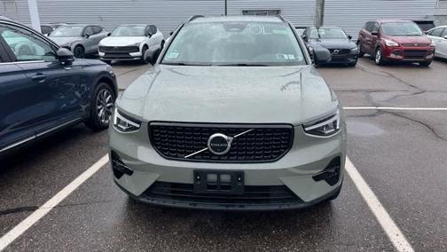 2023 Volvo XC40 B5 Plus Dark Theme