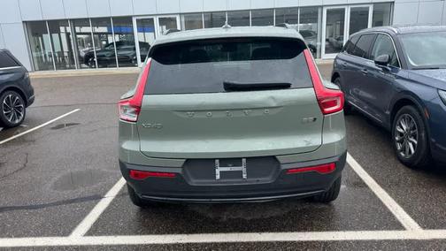 2023 Volvo XC40 B5 Plus Dark Theme