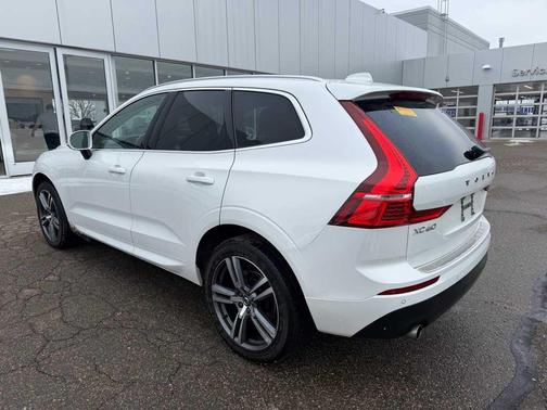 2021 Volvo XC60 T5 Momentum