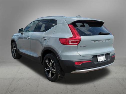2025 Volvo XC40 B5 Core Bright Theme