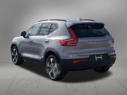 2026 Volvo XC40 B5 Plus