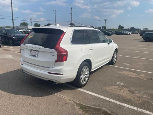 2016 Volvo XC90 T6 Momentum