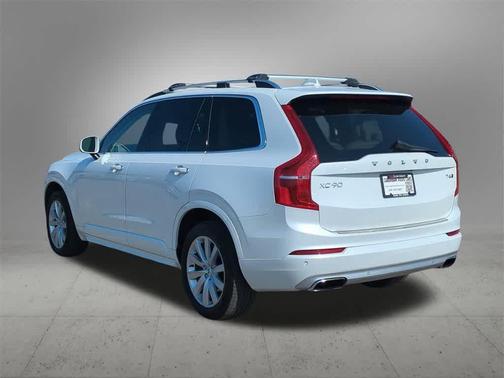 2016 Volvo XC90 T6 Momentum