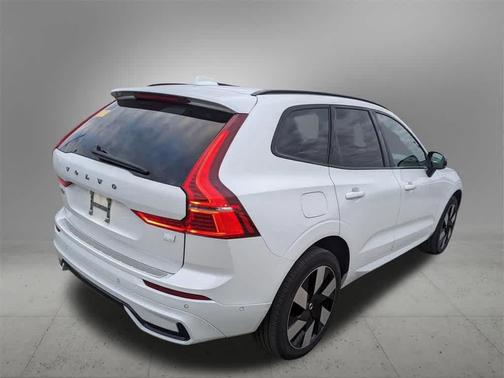 2024 Volvo XC60 Recharge Plug-In Hybrid T8 Plus Dark Theme