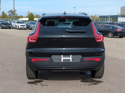 2026 Volvo XC40 B5 Ultra Black Edition