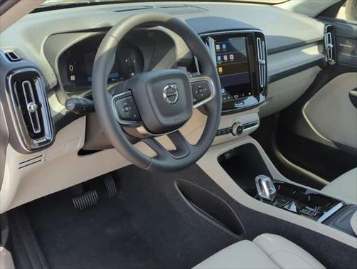 2025 Volvo XC40 B5 Ultra Dark Theme