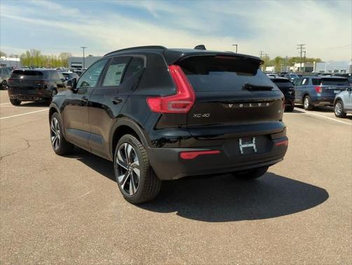 2025 Volvo XC40 B5 Ultra Dark Theme