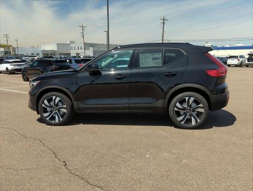 2025 Volvo XC40 B5 Ultra Dark Theme