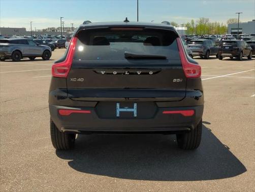 2025 Volvo XC40 B5 Ultra Dark Theme