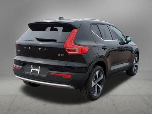 2025 Volvo XC40 B5 Core Bright Theme