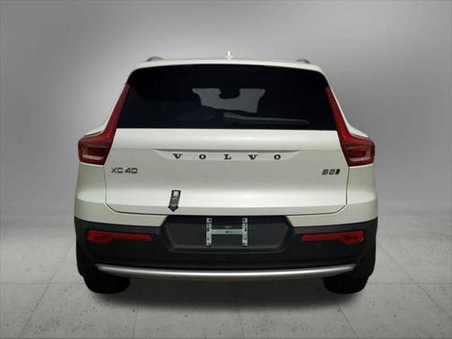 2025 Volvo XC40 B5 Ultra Bright Theme