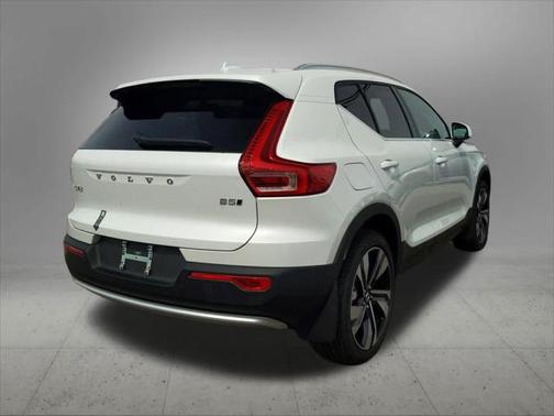 2025 Volvo XC40 B5 Ultra Bright Theme