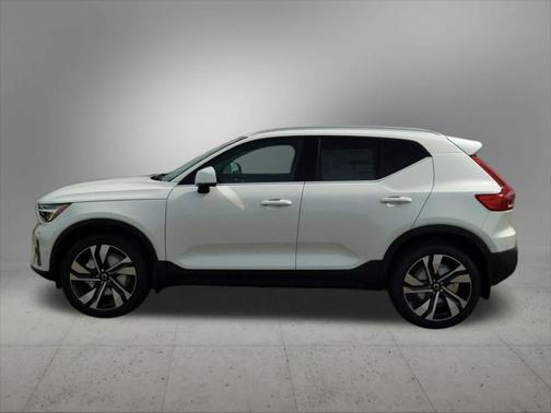 2025 Volvo XC40 B5 Ultra Bright Theme