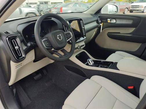 2025 Volvo XC40 B5 Ultra Bright Theme