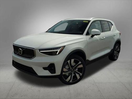 2025 Volvo XC40 B5 Ultra Bright Theme