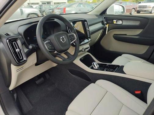 2025 Volvo XC40 B5 Ultra Bright Theme