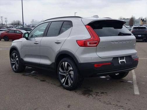 2025 Volvo XC40 B5 Ultra Dark Theme
