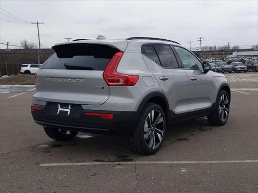 2025 Volvo XC40 B5 Ultra Dark Theme