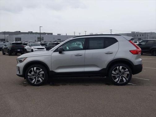 2025 Volvo XC40 B5 Ultra Dark Theme