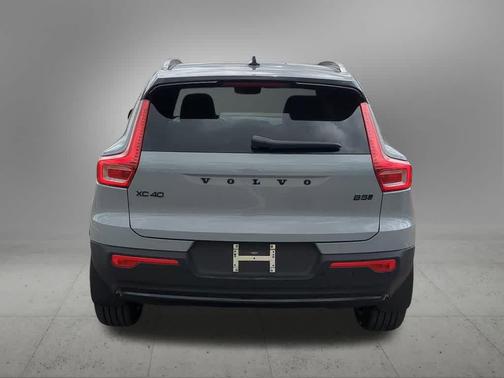 Vapour Grey Metallic 2026 Volvo XC40 Black Edition Ultra, B5 AWD Gas (mild hybrid)