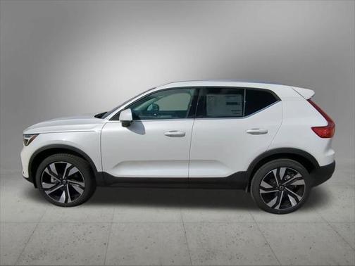 2025 Volvo XC40 Plus Bright Theme