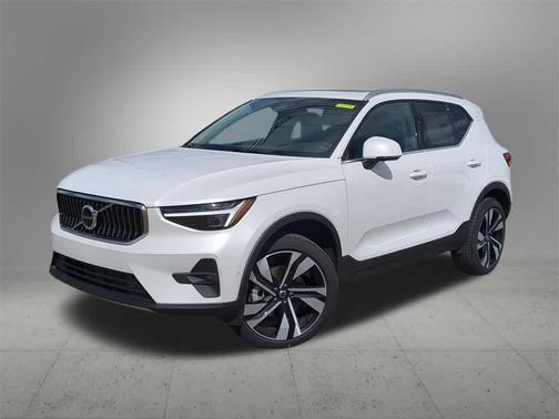 2025 Volvo XC40 Plus Bright Theme
