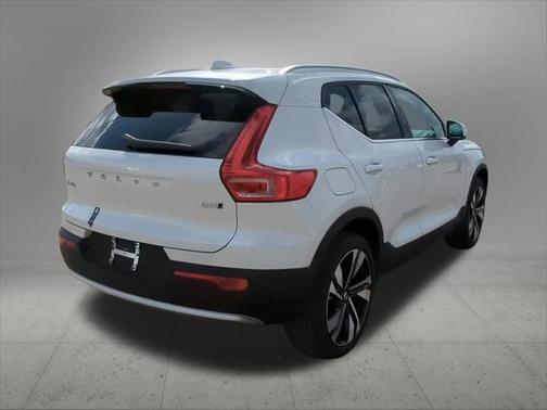 2025 Volvo XC40 Plus Bright Theme